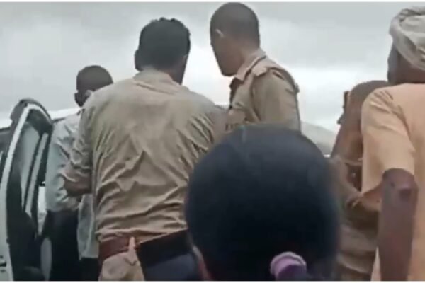 UP पुलिस बनी किडनैपर? बांदा में युवक को जबरन कार में उठाकर ले गए जवान