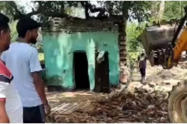 UP News: मुरादाबाद में अवैध मजार पर चला बुलडोजर, जमीन कराई मुक्त