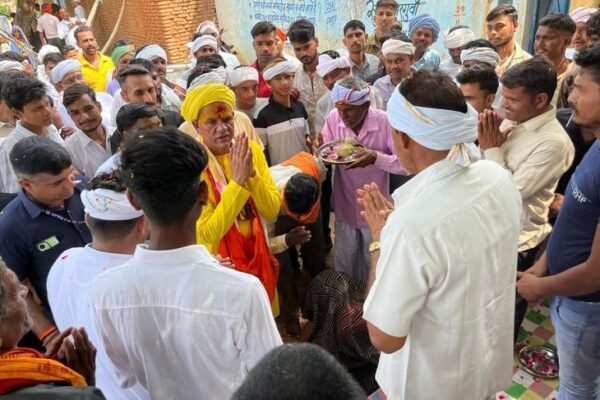 Gau-Seva: रावतपुरा सरकार ने मांगी रोटी, कहा- सांप काटने पर अस्पताल जाएं