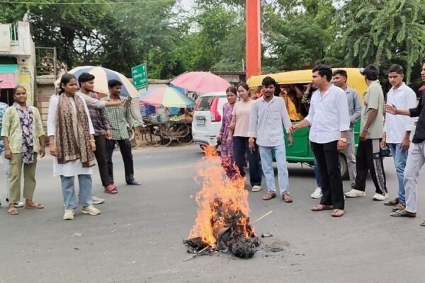 Bhopal: NSUI महासचिव पर रेप का आरोप, झाबुआ में ABVP का प्रदर्शन