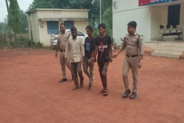 Shahpur: पुलिस ने पकड़े 3 चोर, लाखों के गहने और मोबाइल बरामद