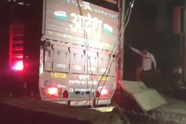 Indore-Ichhapur हाईवे पर फंसा आइसर, घंटों जाम के बाद क्रेन से हटाया