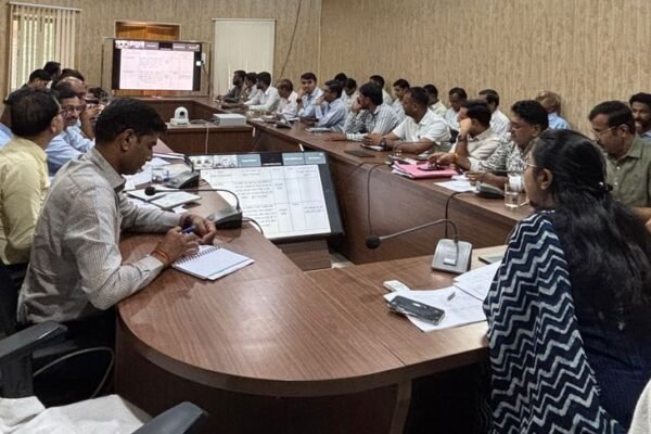 Collector: कोटपूतली में कामकाज की समीक्षा, समय पर पूरा करें सभी काम