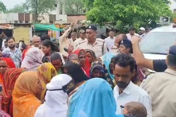 Satna: ग्रामीणों ने घेरी कलेक्टर की गाड़ी, SDM-तहसीलदार के खिलाफ जमकर नारेबाजी