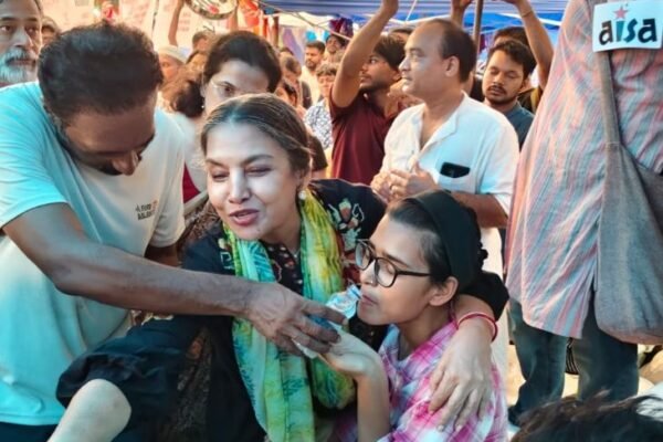 Jantar Mantar: जंतर-मंतर पर भूख हड़ताल खत्म, हस्तियों ने छात्रों को पिलाया पानी