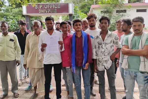 Shivpuri: खेत का रास्ता बंद होने से परेशान 50 किसान पहुंचे SP ऑफिस