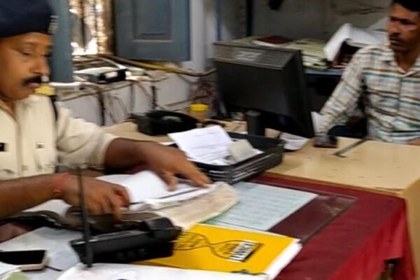 Fraud: बातों में उलझाकर बुजुर्ग महिला के कान के झुमके लूटे, पुलिस तलाश में जुटी
