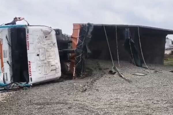 Accident: रतनपुर में ट्रेलर पलटने से सफाईकर्मी महिला की मौत, लगा लंबा जाम