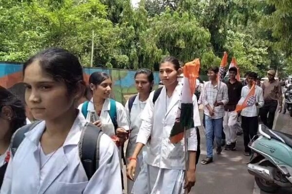 Exam: 22 हजार छात्रों की परीक्षा अटकी, NSUI का प्रदर्शन, तालाबंदी की चेतावनी