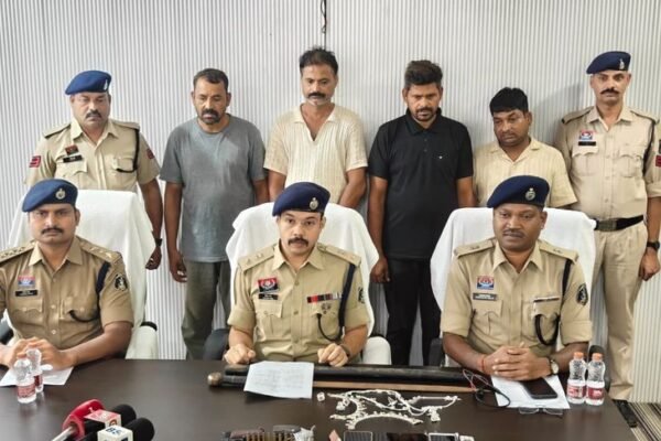 Crime Alert: अंतरराज्यीय डकैत गिरोह का पर्दाफाश, 4 गिरफ्तार, 12 लाख की ज्वेलरी बरामद