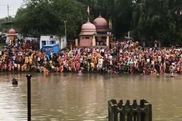 Sawan Update: कुबेरेश्वर धाम में उमड़ा जनसैलाब, भक्तों ने किया महादेव का अभिषेक