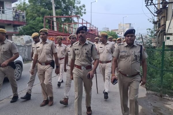 Deeg: कानून-व्यवस्था को मजबूत करने के लिए पुलिस का फ्लैग मार्च