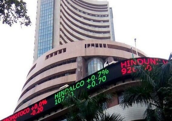 Sensex में 300 अंकों की भारी गिरावट, निफ्टी भी 100 अंक टूटा