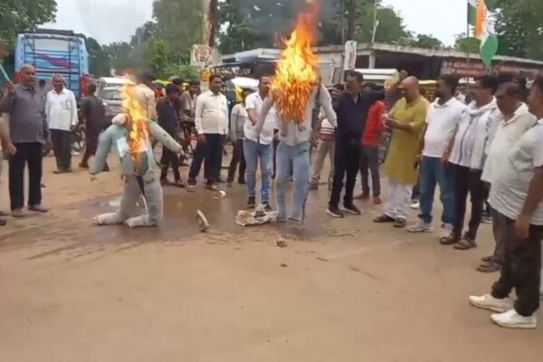 Mauganj: खाद-बीज की किल्लत पर भड़के कांग्रेस कार्यकर्ता, फूंका सीएम का पुतला