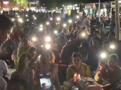 Guest Teachers: शिक्षा मंत्री के बंगले के बाहर डटे अतिथि शिक्षक, रात सड़क पर गुजारी