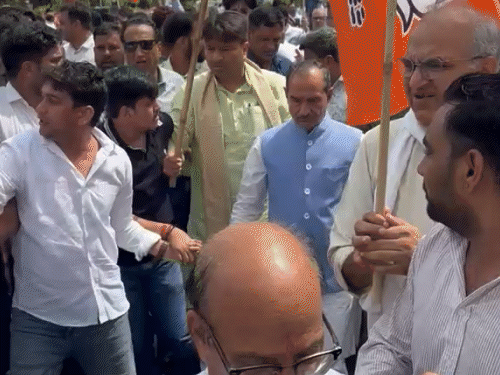 BJP: जयपुर में कांग्रेस मुख्यालय पर बीजेपी का जोरदार प्रदर्शन, भारी पुलिस तैनात
