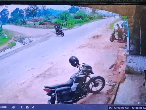 Raigarh: तेज रफ्तार कार ने बाइक सवार 3 युवकों को उड़ाया, देखें खौफनाक वीडियो