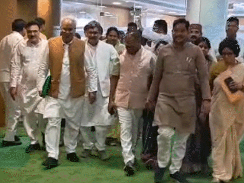 Chhattisgarh मानसून सत्र: आज सदन में रेप, फर्जी दवा और बाघ शिकार पर हंगामा