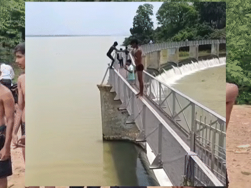 Viral Video: बिलासपुर में रील बनाने के लिए खतरनाक स्टंट, पुलिस ने कराई उठक-बैठक