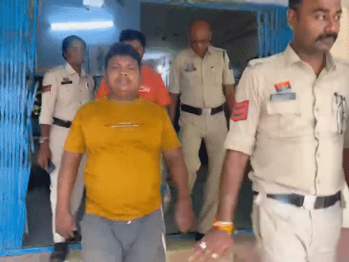 Crime: जमीन के लिए बुजुर्ग दंपती की कुल्हाड़ी से हत्या, शव जलाकर रचा हादसा