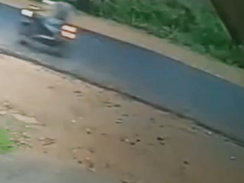 Dhamtari: कार की टक्कर से हवा में उड़ीं लड़कियां, युवक की मौत