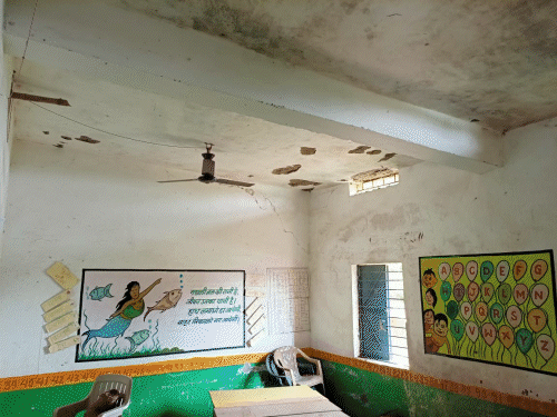 Bilasapur: जर्जर स्कूल में जान जोखिम में डाल पढ़ाई कर रहे बच्चे