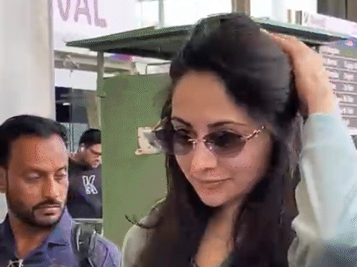Airport पर जोया अफरोज का कूल लुक, मामे खान के गाने पर थमे यात्री