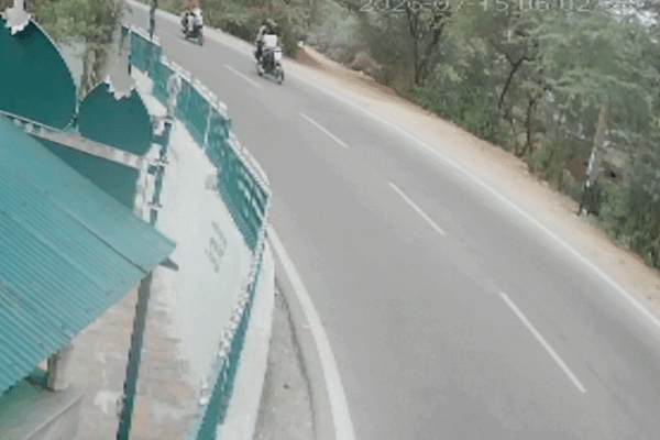 Bike: आमेर घाटी में रफ्तार का कहर, आमने-सामने भिड़ीं दो बाइकें, दो गंभीर