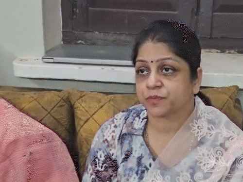 Diamond: बिहारीजी मंदिर में चढ़ाया हीरा गायब, जांच के लिए भटक रही मां