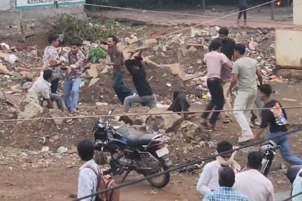 Vidisha: चौपाटी पर दुकान लगाने को लेकर दो गुटों में खूनी संघर्ष, वीडियो वायरल