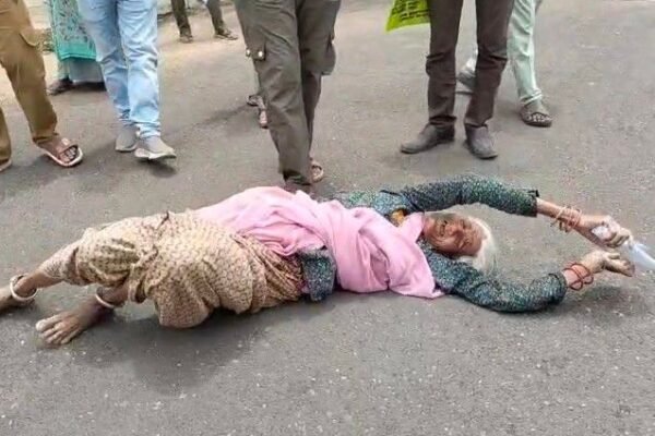 Collectorate जनसुनवाई: न्याय के लिए फरियादियों का अनोखा प्रदर्शन, प्रशासन पर लापरवाही का आरोप