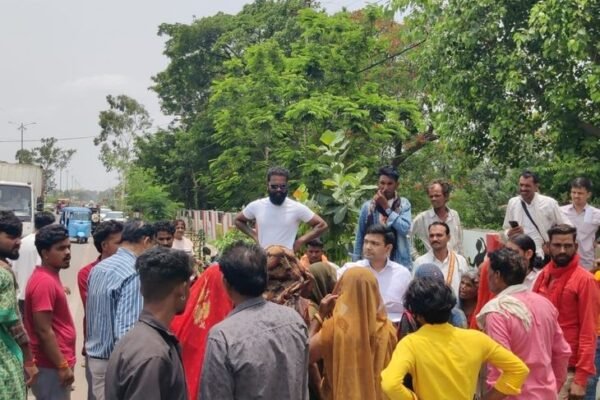 Road: सड़क न बनने पर ट्रैक्टर-ट्रॉली में कलेक्ट्रेट पहुंचे ग्रामीण, बारिश में बेहाल