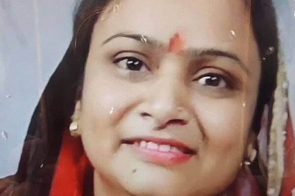 Deवास: बच्चों को स्कूल भेज मां ने की आत्महत्या, मंदिर से लौटकर उठाया खौफनाक कदम