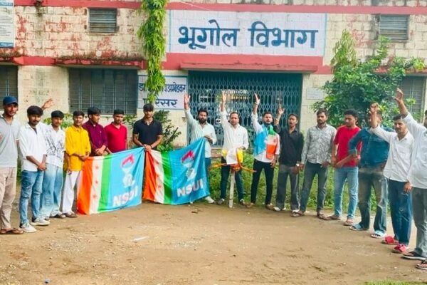 Dholpur: NSUI का प्रदर्शन, दिल्ली में छात्रों पर लाठीचार्ज के विरोध में फूंका PM का पुतला