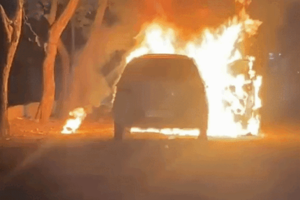 Car में लगी भीषण आग, चलती गाड़ी से कूदकर ड्राइवर ने बचाई जान