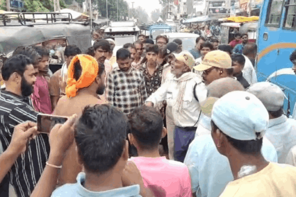 Traffic Update: मुख्य बाजार में अतिक्रमण से लगा भारी जाम, यातायात ठप