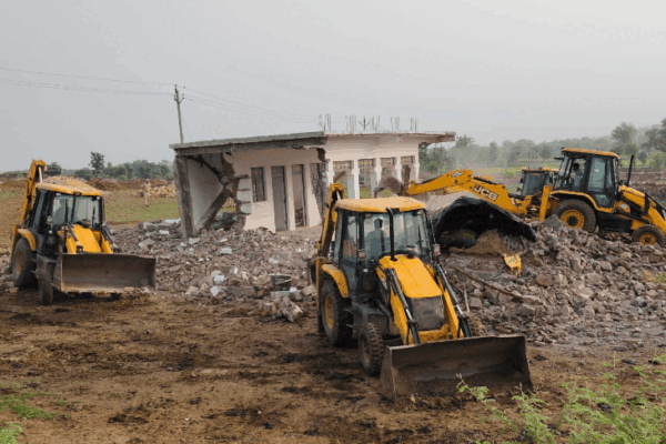Bulldozer: सरकारी जमीन पर बने नशा तस्कर के आलीशान मकान ढहाए गए