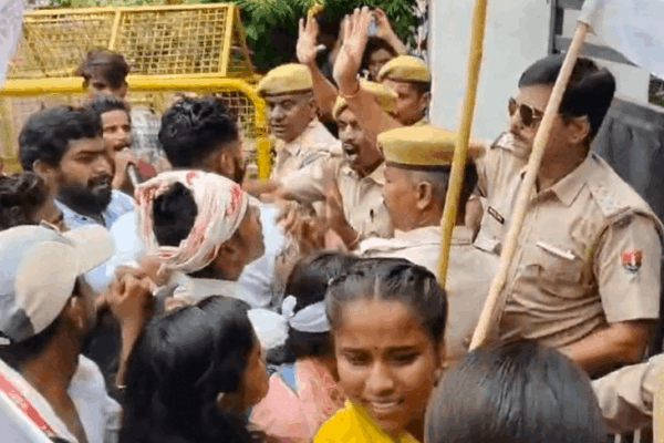 Dungarpur: कलेक्ट्रेट पर छात्रों और पुलिस के बीच तीखी झड़प, जमकर हुई नारेबाजी