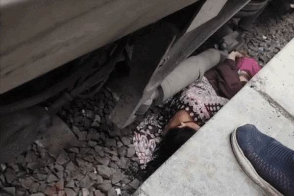 Train हादसा: हावड़ा-इंदौर एक्सप्रेस में चढ़ते समय महिला फिसली, बाल-बाल बची जान