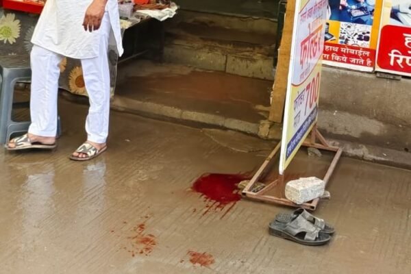 Street Fight: ठेला लगाने के विवाद में पिता-बेटों पर जानलेवा हमला