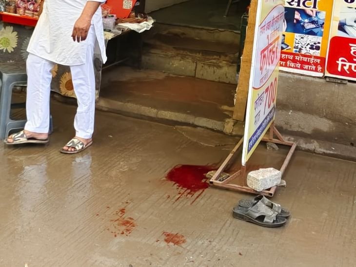 Street Fight: ठेला लगाने के विवाद में पिता-बेटों पर जानलेवा हमला