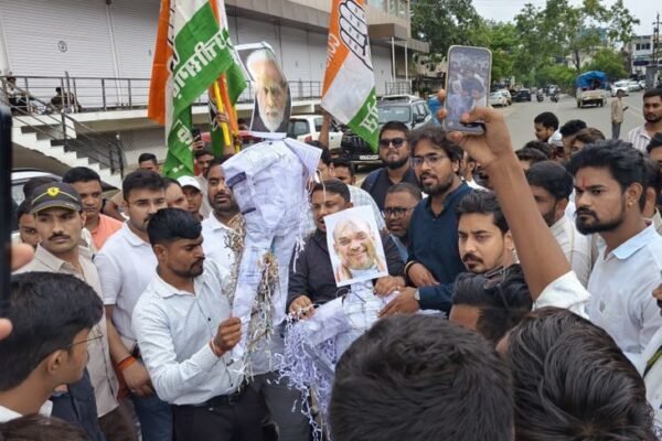 Protest: बिलासपुर में कांग्रेस का उग्र प्रदर्शन, PM और गृहमंत्री का फूंका पुतला