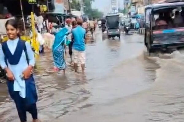 Rain: पहली बारिश में ही डूबा सीधी, शहर के मुख्य चौराहे जलमग्न