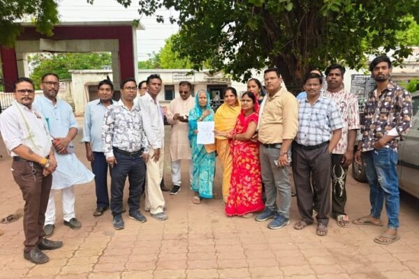 Dhamtari: डिवाइडर में गैप की मांग, स्कूली बच्चों की सुरक्षा के लिए निगम से गुहार