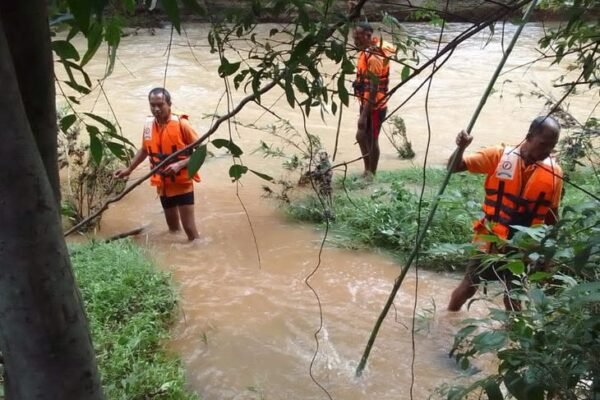 Surajpur Update: ढेकी नदी में बहा 10 साल का बच्चा, रेस्क्यू जारी