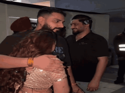 Viral: कॉन्सर्ट से पहले मंगेतर को गले लगाकर खूब रोईं धुरंधर फेम सिंगर
