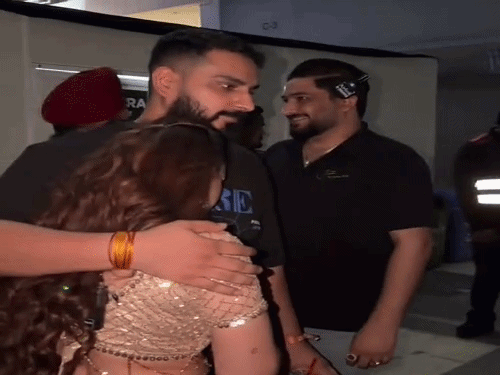 Jasmine Sandlas: लाइव कॉन्सर्ट में मंगेतर को गले लगाकर भावुक हुईं सिंगर