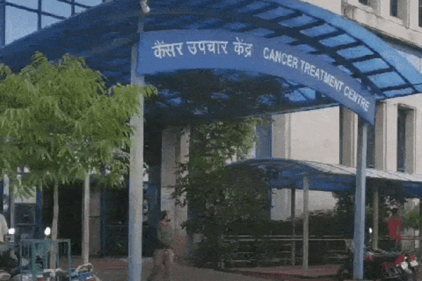 Hospital में इलाज से इनकार, अटेंडर से माफी मंगवाई तो मचा बवाल