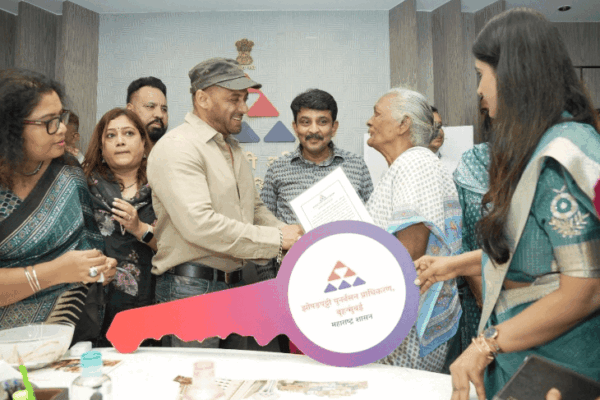 Salman Khan: स्लम अथॉरिटी पहुंचे सलमान, बुजुर्गों को सौंपी घर की चाबियां