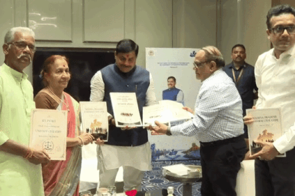 UCC: सीएम को सौंपा फाइनल ड्राफ्ट, आदिवासियों को छूट और लिव-इन के लिए रजिस्ट्रेशन अनिवार्य